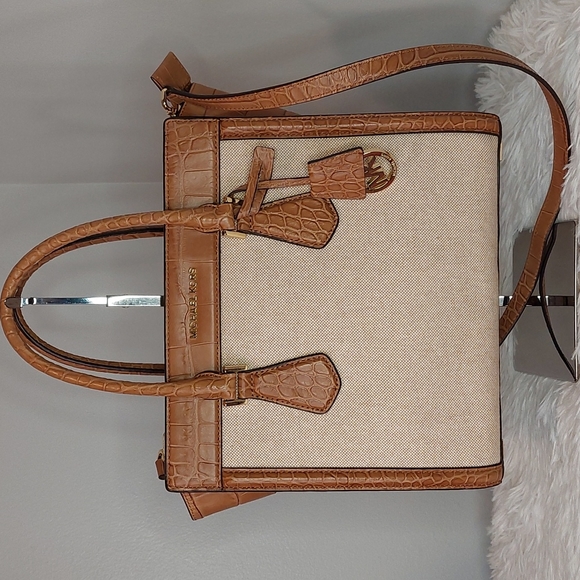 Michael Kors Handbags - Michael Kors Colette Zip Medium Messenger Bag